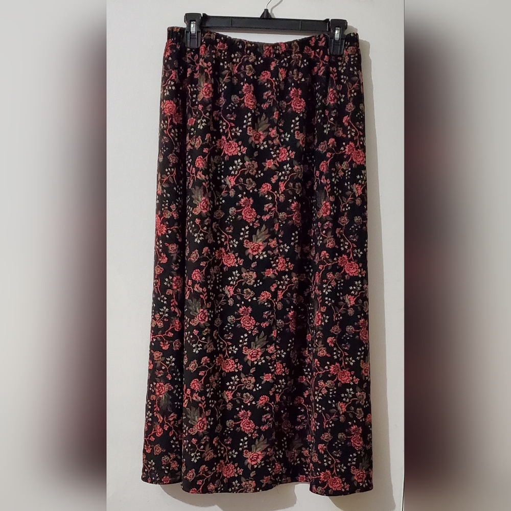 Forever 21 women's floral skirt in very good used condition.